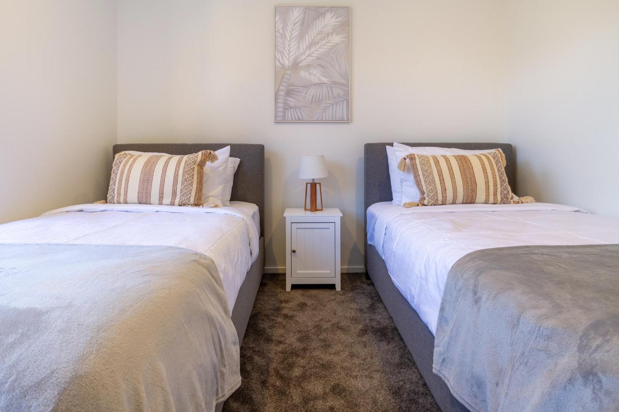 Chic 2-Bed Gem: Trust Arena Proximity - West Akl Apartment Auckland Ngoại thất bức ảnh